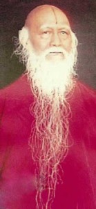 Elderly Dharma King Dorje Losang with Vajra Hair and full beard. Photo was taken two years after the black & white photo above was taken when the vajra hair just began to grow.