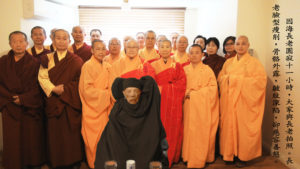 A photo taken at 11 hours after Elder Dharma Master Yin Hai entered nirvana, with a group of people accompanying the Elder Dharma Master.