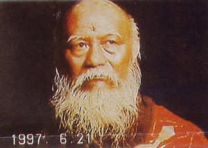 Elder Dharma King Dorje Losang in 1997 at age of 89 when his vajra hair and beard started to grow.