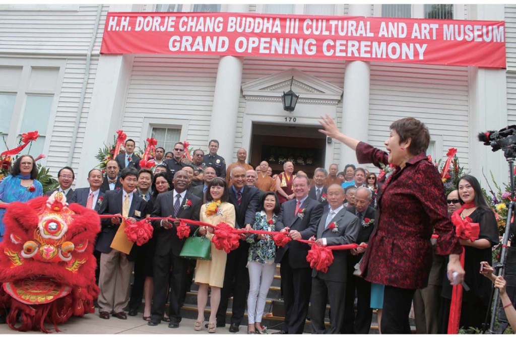 The grand opening ceremony of the H.H. Dorje Chang Buddha III Cultural and Art Museum located in Southern California was held with great adornment and reverence. California’s state senator, mayors of eight cities, and leaders of American-Chinese organizations including the Chinese Consolidated Benevolent Association attended the ceremony to congratulate.