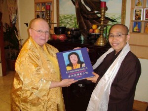 Ven. Thich Thien Tri receives a copy of the book H.H. Dorje Chang Buddha III from Zhaxi Zhuoma Rinpoche.
