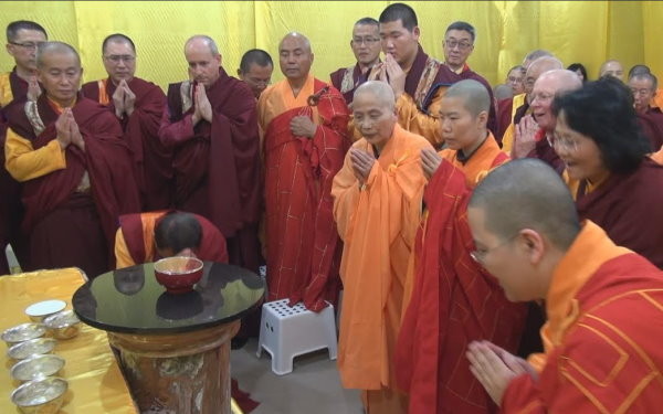 Attendees all witnessed Buddhas bestowed nectars at the dharma assembly, as a congratulation to the Supreme Treasure Scripture Expounding the Absolute Truth Through the Heart Sutra.
