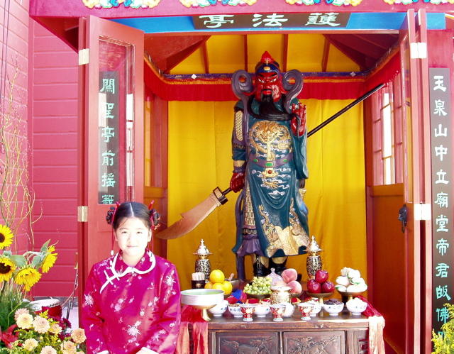Statue of Dharma Protector Guan Yu at Hua Zang Si.