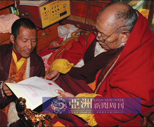 Figure caption: Dharma King Achuk, who is the first-place holy one of Tibetan Buddhism of the modern time, applied two finger-print stamps on document of recognition he wrote to H.H. Dorje Chang Buddha III.