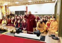 Elderly Holy Guru Kaichu Jiaozun who is almost 90 years old lifted a 200-pound Vajra Pestle from the ground and held it for seven seconds before placing it onto the Platform.